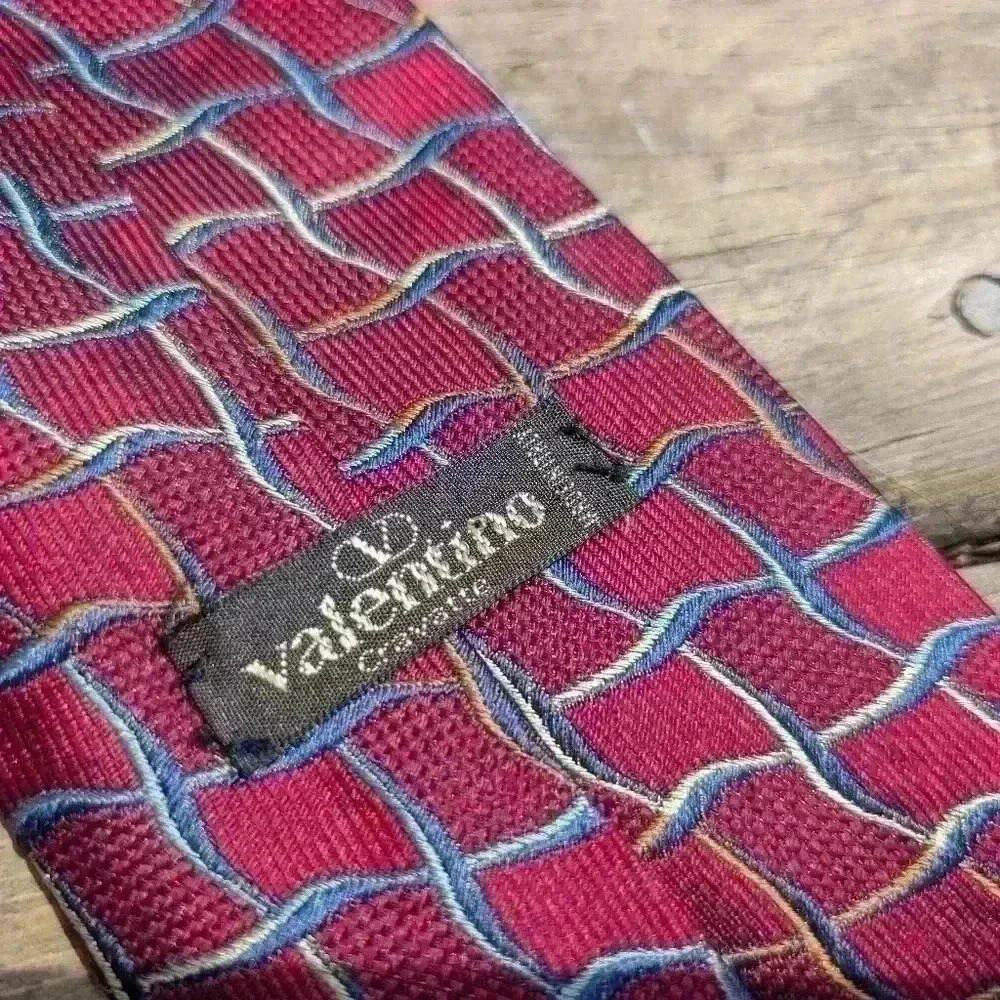 Vintage Valentino men's tie red blue and gold silk tie - Picture 6 of 9